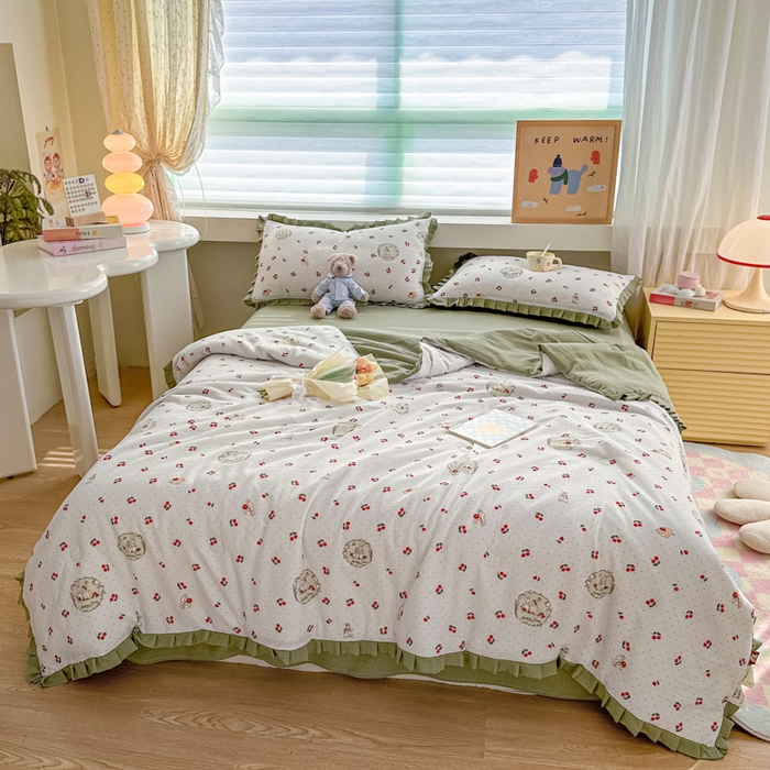 91家纺网 家纺一手货源 找家纺 荔禾家居 2024新款A类泡泡棉皱皱边系列夏被四件套 童趣樱桃