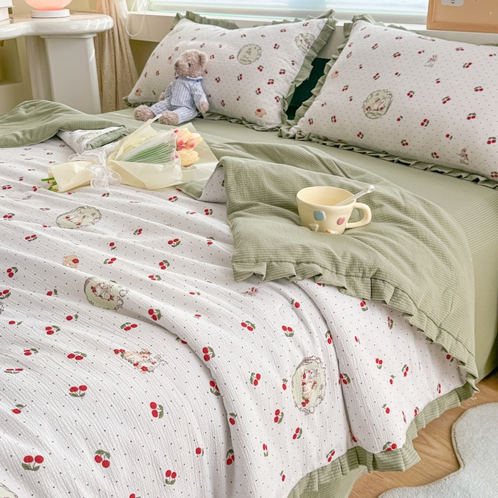 91家纺网 家纺一手货源 找家纺 荔禾家居 2024新款A类泡泡棉皱皱边系列夏被四件套 童趣樱桃