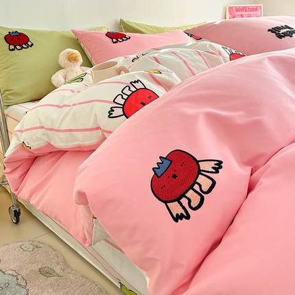 91家纺网 家纺一手货源 找家纺 金丝鸟家纺 2024新款全棉混搭毛巾绣四件套可爱卡通库洛米系列 粉色果蔬乐园