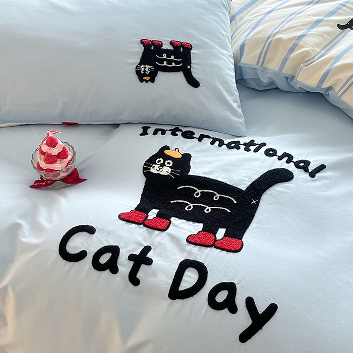 91家纺网 家纺一手货源 找家纺 金丝鸟家纺 2024新款全棉混搭毛巾绣四件套可爱卡通库洛米系列 蓝色条纹猫