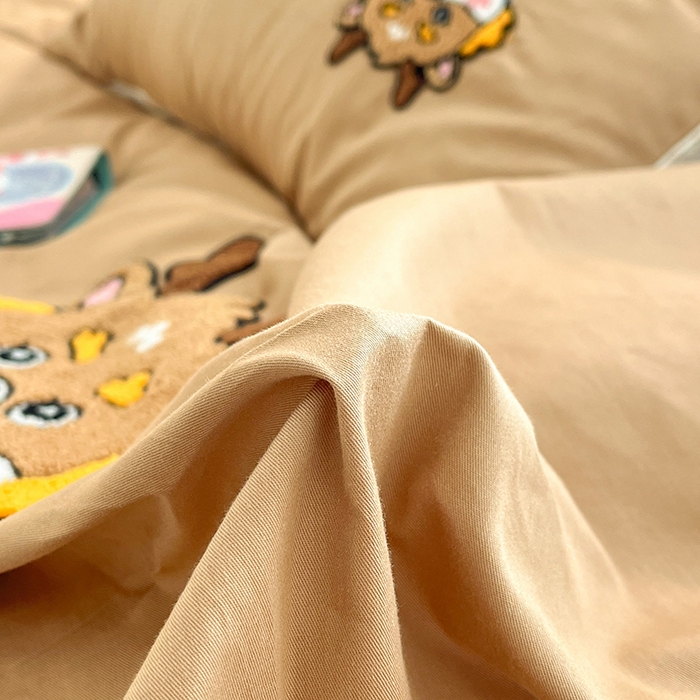 91家纺网 家纺一手货源 找家纺 金丝鸟家纺 2024新款全棉混搭毛巾绣四件套可爱卡通库洛米系列 咖色小龙