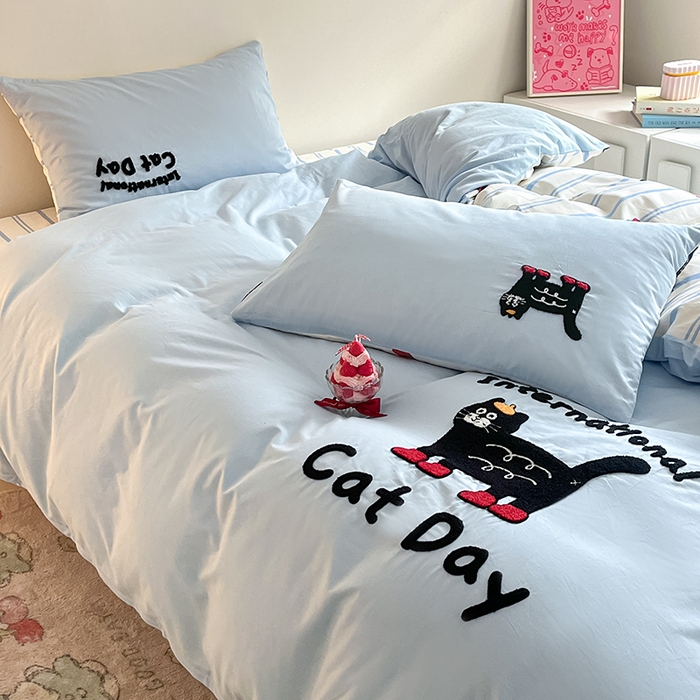 91家纺网 家纺一手货源 找家纺 金丝鸟家纺 2024新款全棉混搭毛巾绣四件套可爱卡通库洛米系列 蓝色条纹猫