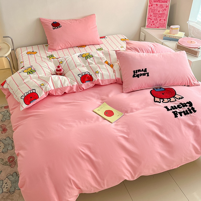 91家纺网 家纺一手货源 找家纺 金丝鸟家纺 2024新款全棉混搭毛巾绣四件套可爱卡通库洛米系列 粉色果蔬乐园