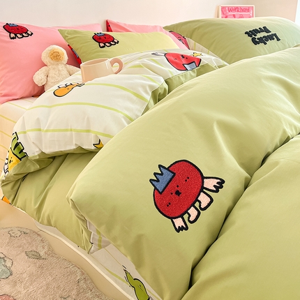 91家纺网 家纺一手货源 找家纺 金丝鸟家纺 2024新款全棉混搭毛巾绣四件套可爱卡通库洛米系列 绿色果蔬乐园