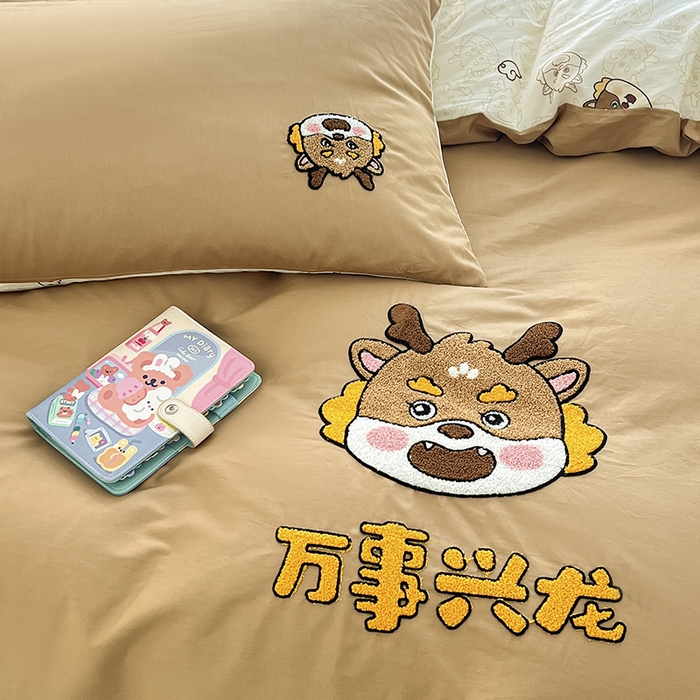 91家纺网 家纺一手货源 找家纺 金丝鸟家纺 2024新款全棉混搭毛巾绣四件套可爱卡通库洛米系列 咖色小龙