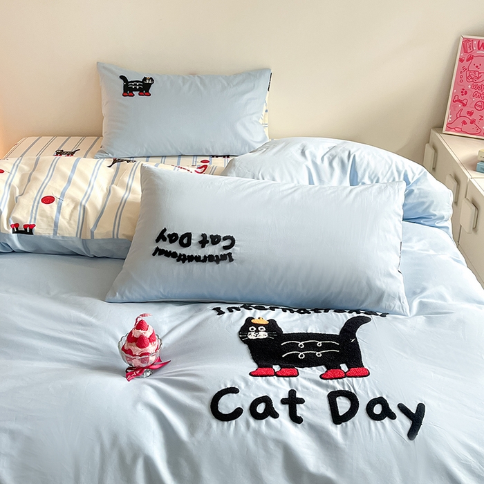 91家纺网 家纺一手货源 找家纺 金丝鸟家纺 2024新款全棉混搭毛巾绣四件套可爱卡通库洛米系列 蓝色条纹猫