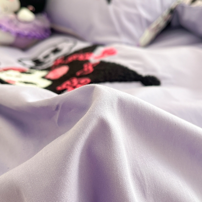 91家纺网 家纺一手货源 找家纺 金丝鸟家纺 2024新款全棉混搭毛巾绣四件套可爱卡通库洛米系列 紫色电话库洛米