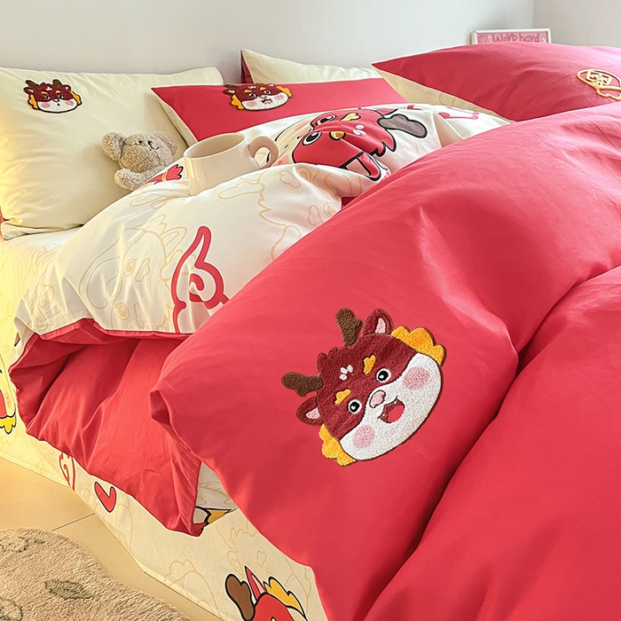 91家纺网 家纺一手货源 找家纺 金丝鸟家纺 2024新款全棉混搭毛巾绣四件套可爱卡通库洛米系列 红色福袋龙