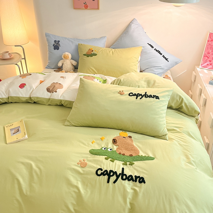 91家纺网 家纺一手货源 找家纺 金丝鸟家纺 2024新款全棉混搭毛巾绣四件套可爱卡通库洛米系列 绿色鳄鱼卡皮