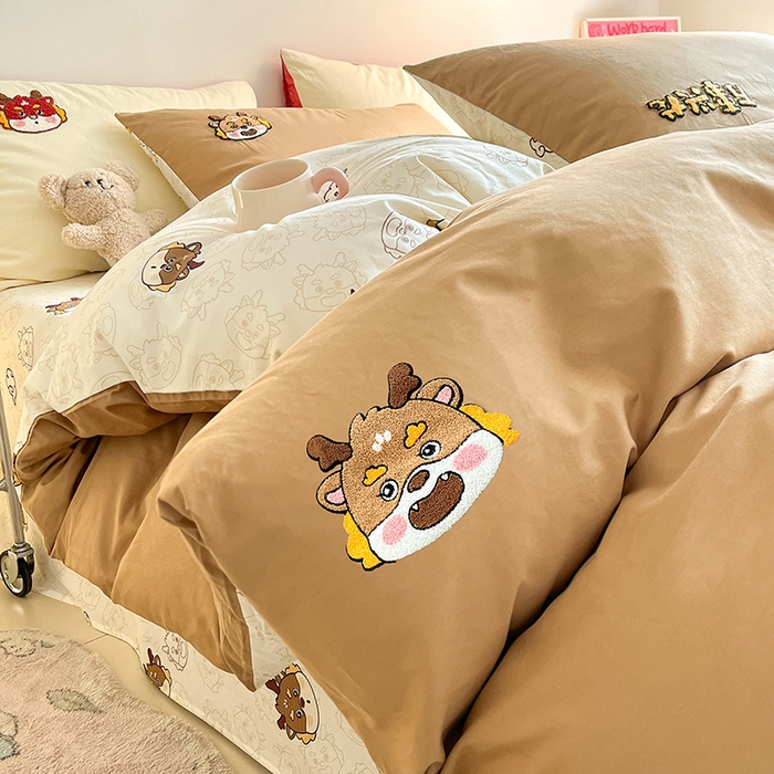 91家纺网 家纺一手货源 找家纺 金丝鸟家纺 2024新款全棉混搭毛巾绣四件套可爱卡通库洛米系列 咖色小龙