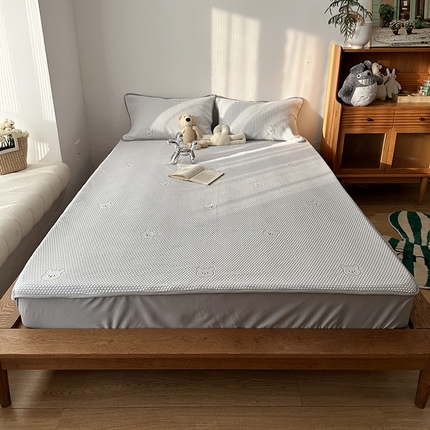 91家纺网 家纺一手货源 找家纺 千朵  2024新款床笠款3D凉感豆豆凉席 小熊灰