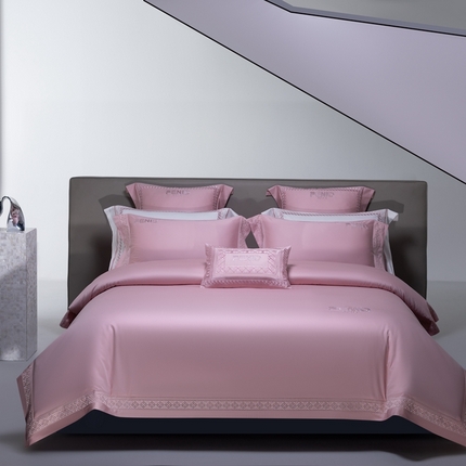 91家纺网 家纺一手货源 找家纺 高大尚2025春夏新品长绒棉高端绣花四件套-芬迪 芬迪-樱花粉