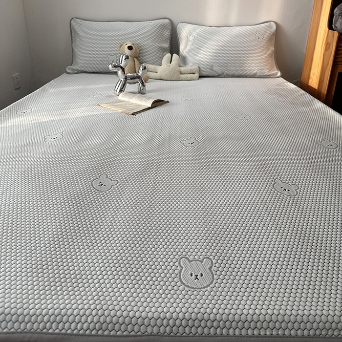 91家纺网 家纺一手货源 找家纺 千朵  2024新款床笠款3D凉感豆豆凉席 小熊绿