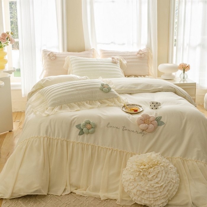 91家纺网 家纺一手货源 找家纺 胜权家纺 2024新款A类水洗60支全棉工艺款夹棉床裙四件套 花儿朵朵-云柔白