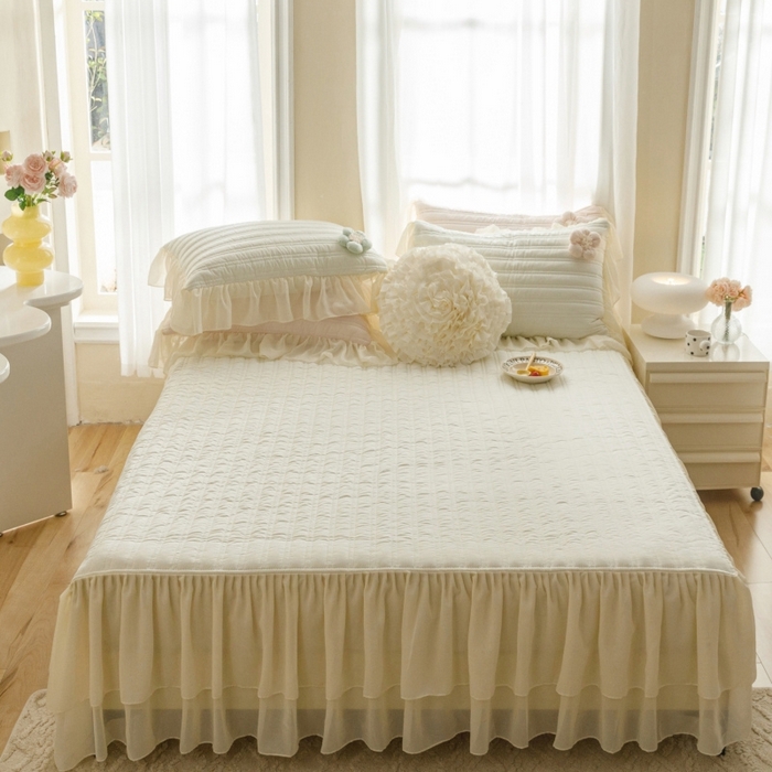 91家纺网 家纺一手货源 找家纺 胜权家纺 2024新款A类水洗60支全棉工艺款夹棉单床裙 花儿朵朵-云柔白