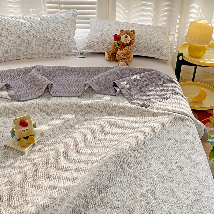 91家纺网 家纺一手货源 找家纺 2024新款A类60支双面全棉高温水洗夹棉单床盖填充新疆棉花 神秘熊