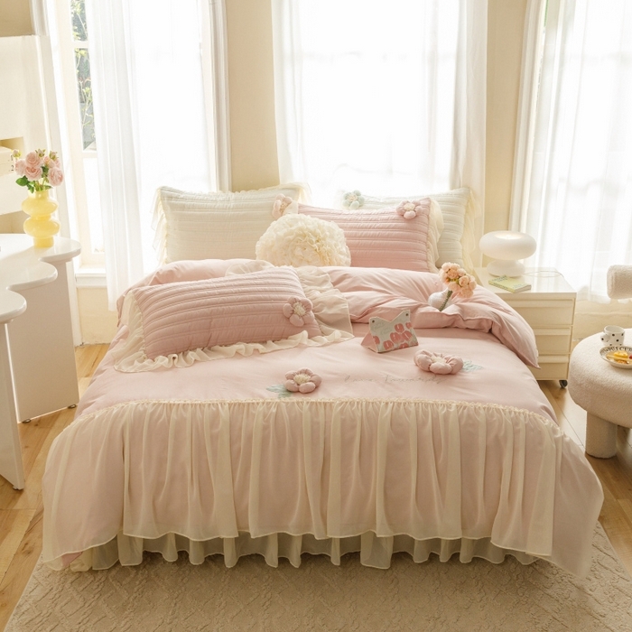 91家纺网 家纺一手货源 找家纺 胜权家纺 2024新款A类水洗60支全棉工艺款夹棉床裙四件套 花儿朵朵-胭脂粉