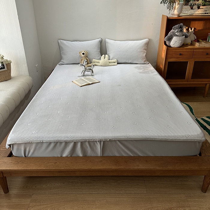 91家纺网 家纺一手货源 找家纺 千朵  2024新款床笠款3D凉感豆豆凉席 爱心灰