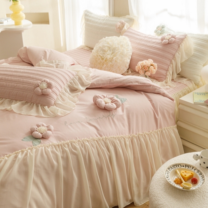 91家纺网 家纺一手货源 找家纺 胜权家纺 2024新款A类水洗60支全棉工艺款夹棉床裙四件套 花儿朵朵-胭脂粉