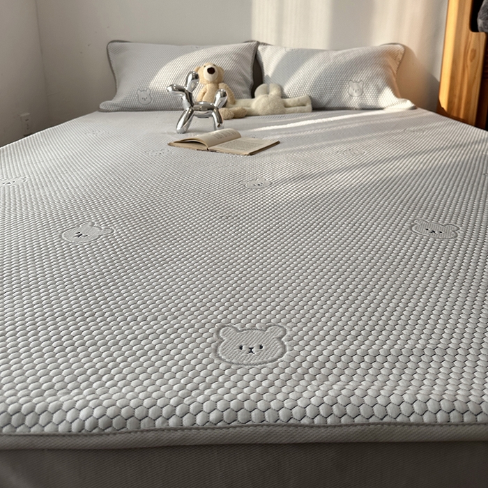 91家纺网 家纺一手货源 找家纺 千朵  2024新款床笠款3D凉感豆豆凉席 小熊灰