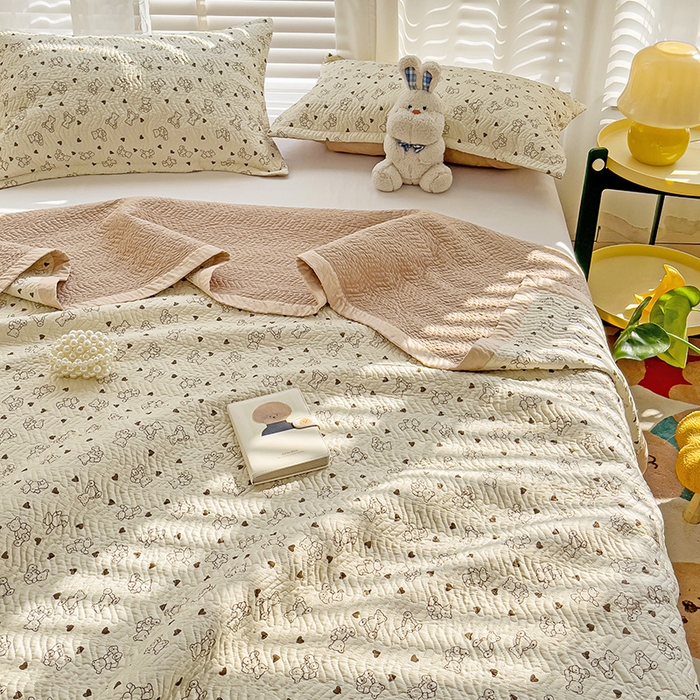 91家纺网 家纺一手货源 找家纺 胜权家纺 2024新款A类60支双面全棉高温水洗夹棉床盖三件套 乖乖熊