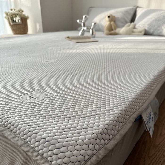 91家纺网 家纺一手货源 找家纺 千朵  2024新款床笠款3D凉感豆豆凉席 小熊灰