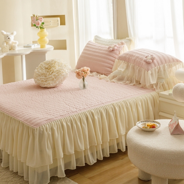 91家纺网 家纺一手货源 找家纺 胜权家纺 2024新款A类水洗60支全棉工艺款夹棉床裙三件套 花儿朵朵-胭脂粉