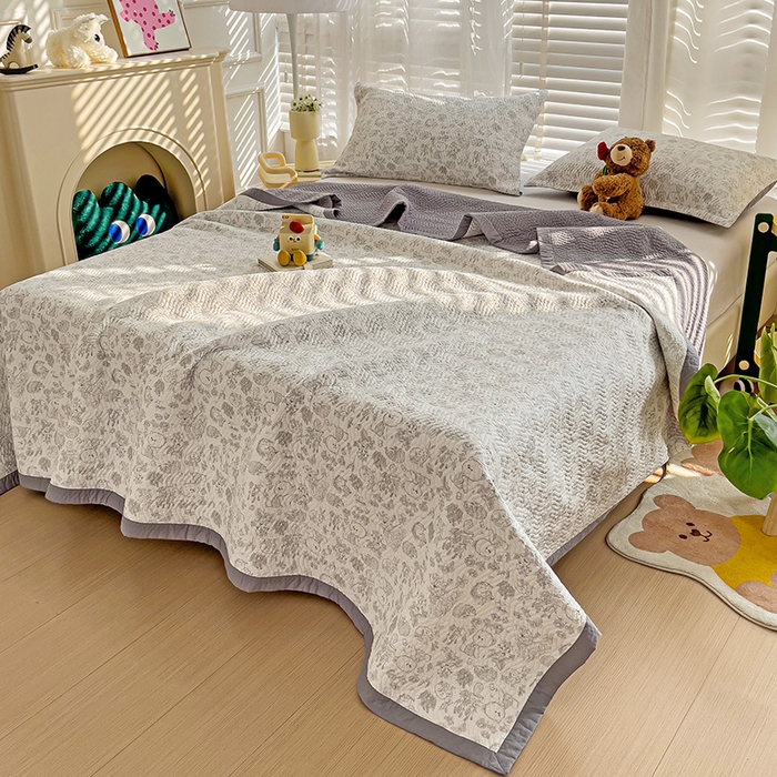 91家纺网 家纺一手货源 找家纺 2024新款A类60支双面全棉高温水洗夹棉单床盖填充新疆棉花 神秘熊