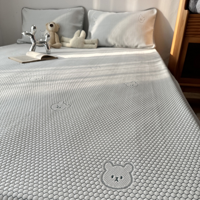 91家纺网 家纺一手货源 找家纺 千朵  2024新款床笠款3D凉感豆豆凉席 小熊绿