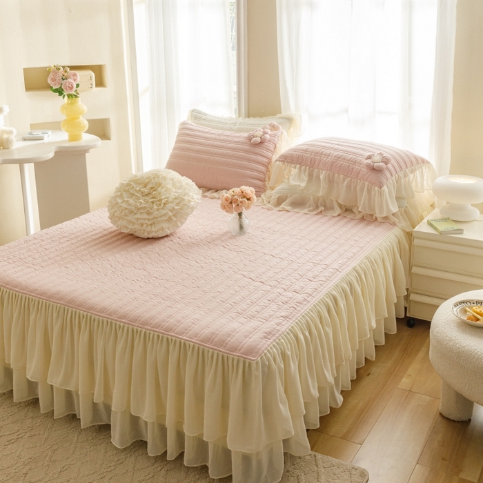 91家纺网 家纺一手货源 找家纺 胜权家纺 2024新款A类水洗60支全棉工艺款夹棉单床裙 花儿朵朵-胭脂粉