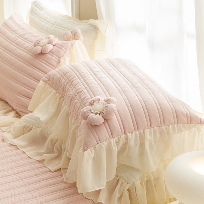 91家纺网 家纺一手货源 找家纺 胜权家纺 2024新款A类水洗60支全棉工艺款夹棉床裙三件套 花儿朵朵-胭脂粉