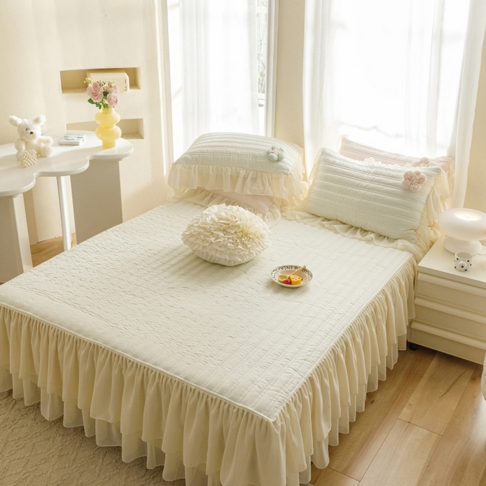 91家纺网 家纺一手货源 找家纺 胜权家纺 2024新款A类水洗60支全棉工艺款夹棉床裙三件套 花儿朵朵-云柔白