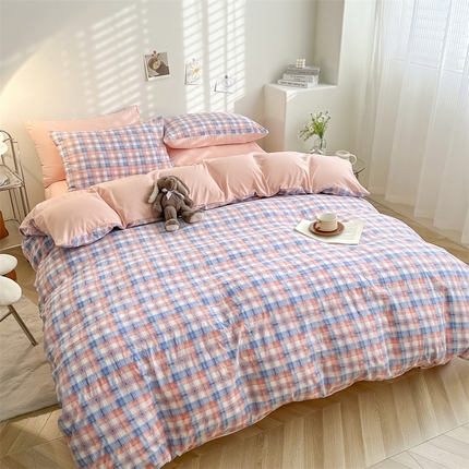 91家纺网 家纺一手货源 找家纺 古吉梦 2024新款水洗棉小清新印花格子系列四件套 G-莱卡粉+奶油粉