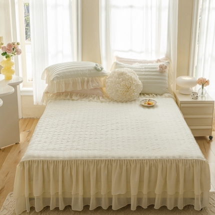 91家纺网 家纺一手货源 找家纺 胜权家纺 2024新款A类水洗60支全棉工艺款夹棉床裙三件套 花儿朵朵-云柔白