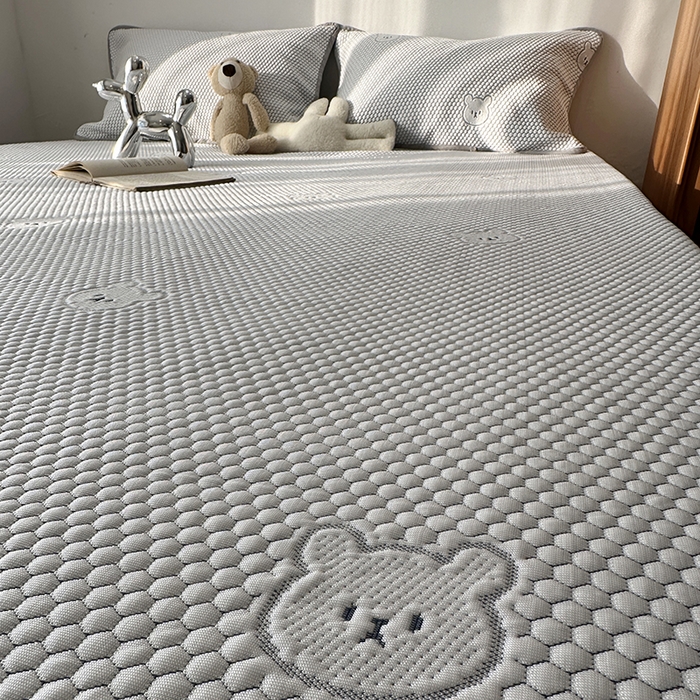 91家纺网 家纺一手货源 找家纺 千朵  2024新款床笠款3D凉感豆豆凉席 小熊灰