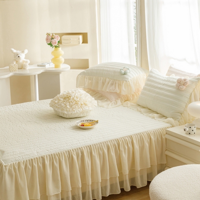 91家纺网 家纺一手货源 找家纺 胜权家纺 2024新款A类水洗60支全棉工艺款夹棉床裙三件套 花儿朵朵-云柔白