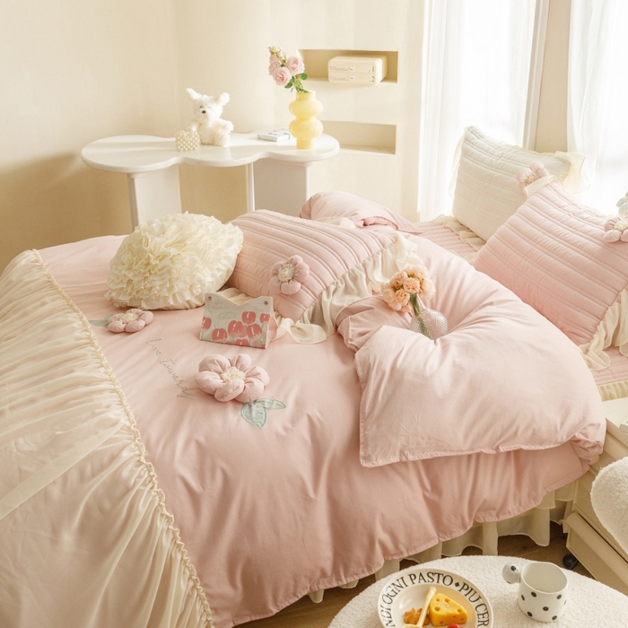 91家纺网 家纺一手货源 找家纺 胜权家纺 2024新款A类水洗60支全棉工艺款夹棉床裙四件套 花儿朵朵-胭脂粉