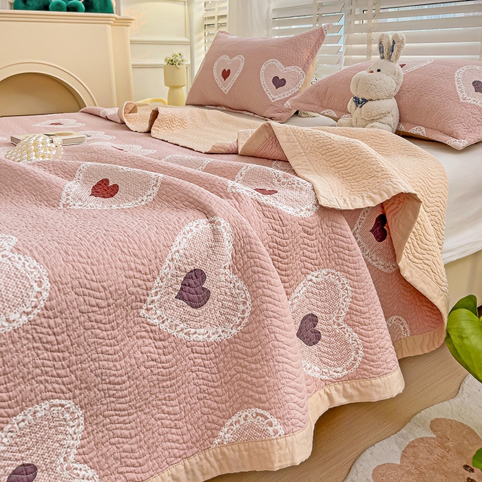 91家纺网 家纺一手货源 找家纺 胜权家纺 2024新款A类60支双面全棉高温水洗夹棉床盖三件套 心动一刻