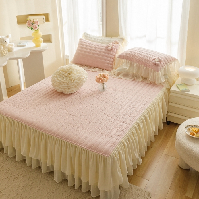 91家纺网 家纺一手货源 找家纺 胜权家纺 2024新款A类水洗60支全棉工艺款夹棉单床裙 花儿朵朵-胭脂粉