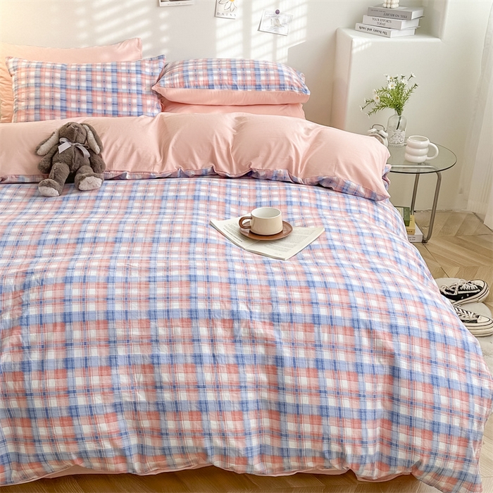 91家纺网 家纺一手货源 找家纺 古吉梦 2024新款水洗棉小清新印花格子系列四件套 G-莱卡粉+奶油粉