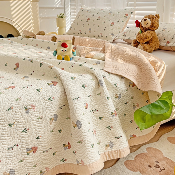 91家纺网 家纺一手货源 找家纺 胜权家纺 2024新款A类60支双面全棉高温水洗夹棉床盖三件套 爱丽丝