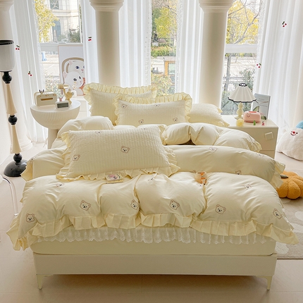 91家纺网 家纺一手货源 找家纺 宜凡家纺 2024新款全棉夹棉绣花花边系列床笠四件套 露娜熊 淡黄