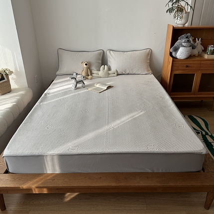 91家纺网 家纺一手货源 找家纺 千朵  2024新款床笠款3D凉感豆豆凉席 小熊咖