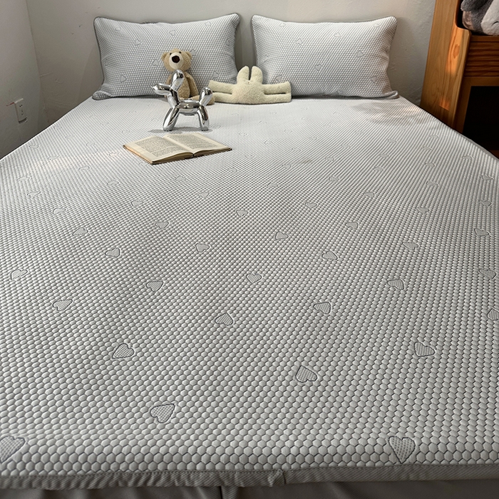 91家纺网 家纺一手货源 找家纺 千朵  2024新款床笠款3D凉感豆豆凉席 爱心灰