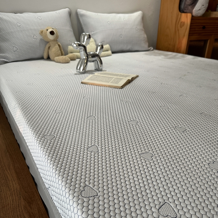 91家纺网 家纺一手货源 找家纺 千朵  2024新款床笠款3D凉感豆豆凉席 爱心灰