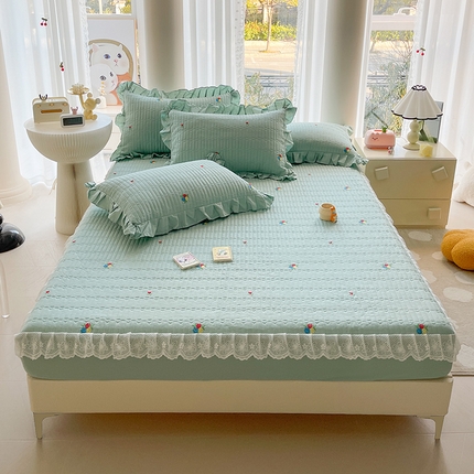 91家纺网 家纺一手货源 找家纺 宜凡家纺 2024新款全棉夹棉绣花花边系列床笠三件套 花语 水绿