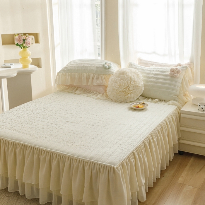 91家纺网 家纺一手货源 找家纺 胜权家纺 2024新款A类水洗60支全棉工艺款夹棉床裙四件套 花儿朵朵-云柔白