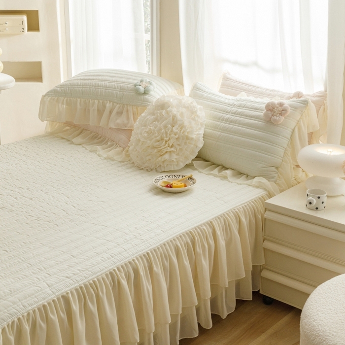 91家纺网 家纺一手货源 找家纺 胜权家纺 2024新款A类水洗60支全棉工艺款夹棉单床裙 花儿朵朵-云柔白