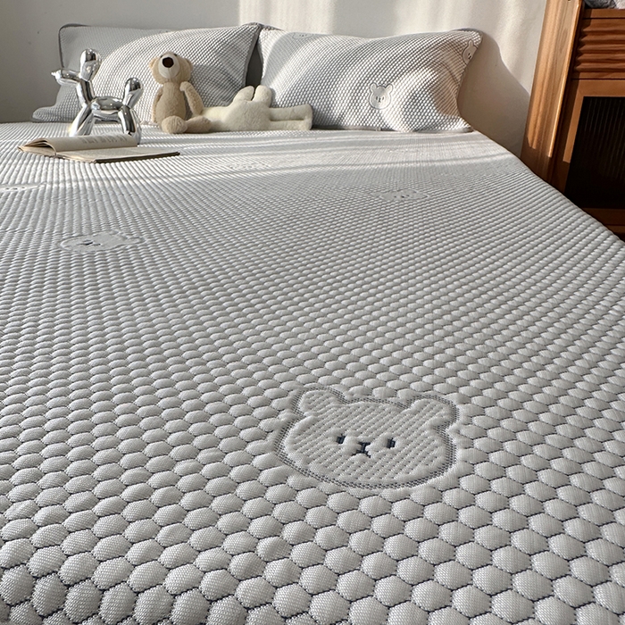 91家纺网 家纺一手货源 找家纺 千朵  2024新款床笠款3D凉感豆豆凉席 小熊灰