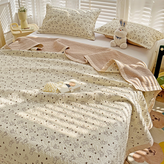 91家纺网 家纺一手货源 找家纺 胜权家纺 2024新款A类60支双面全棉高温水洗夹棉床盖三件套 乖乖熊